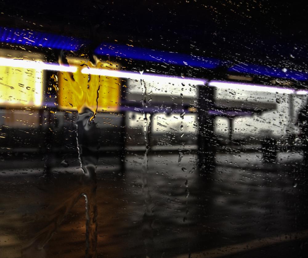 Bahnhof im Regen