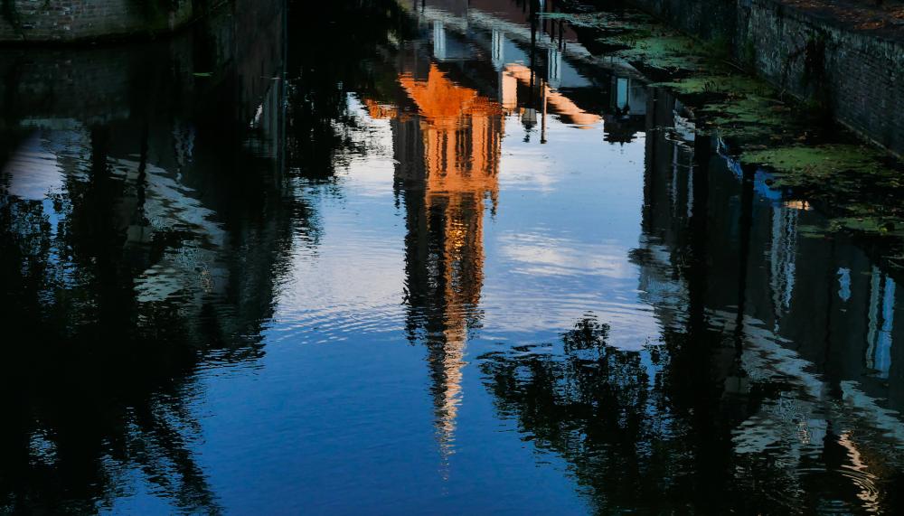 Die Joriskerk im Spiegel der Gracht